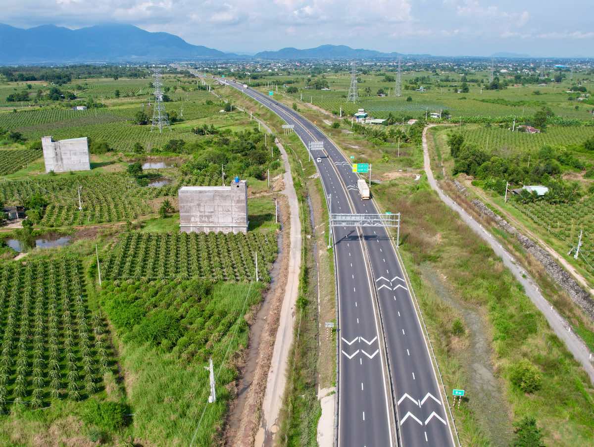 long Thanh Dau Giay expressway on the way to Mui Ne